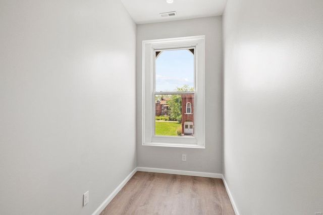 2032 E Adelaide Avenue, St Louis, MO 63106