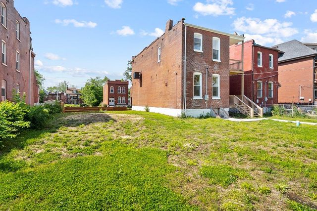 2032 E Adelaide Avenue, St Louis, MO 63106