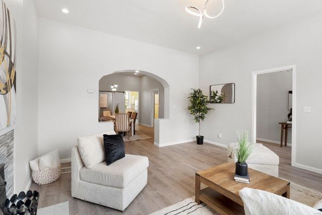2032 E Adelaide Avenue, St Louis, MO 63106