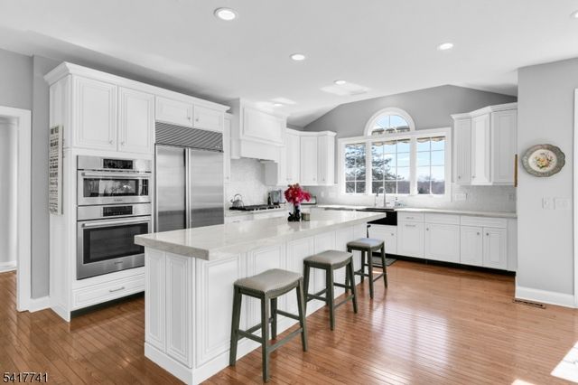 25 Carriage Way, Bernards Twp., NJ 07920