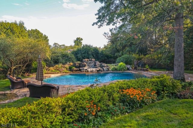 25 Carriage Way, Bernards Twp., NJ 07920