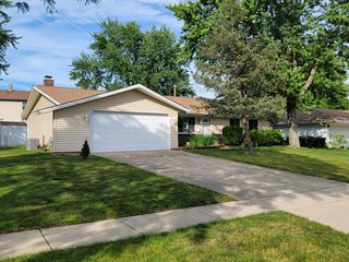 132 W Hartford Drive, Schaumburg, IL 60193