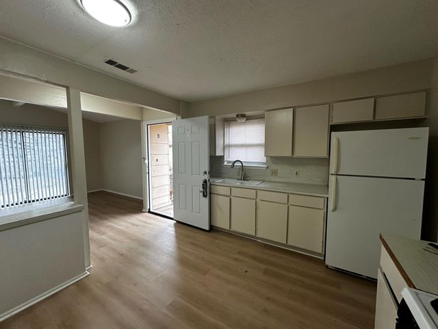 5802 Emerald Forest DR B, Austin, TX 78745