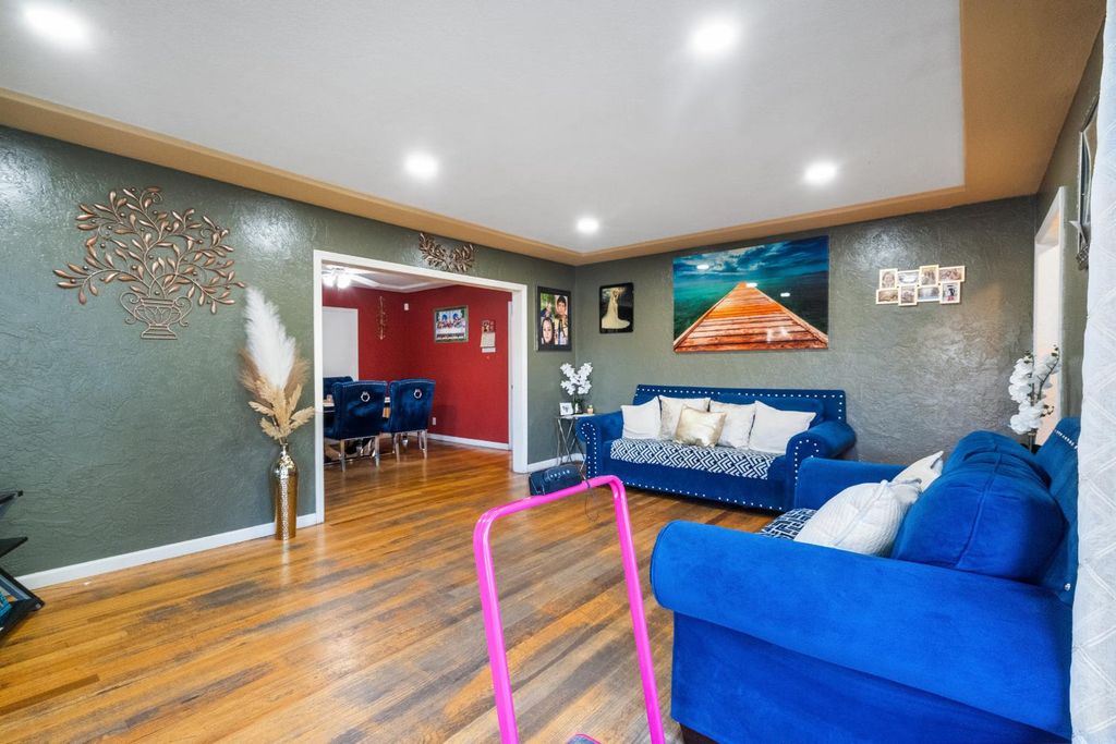 Image 10 of property listing at 505 W Lamona Avenue, Fresno, CA 93728