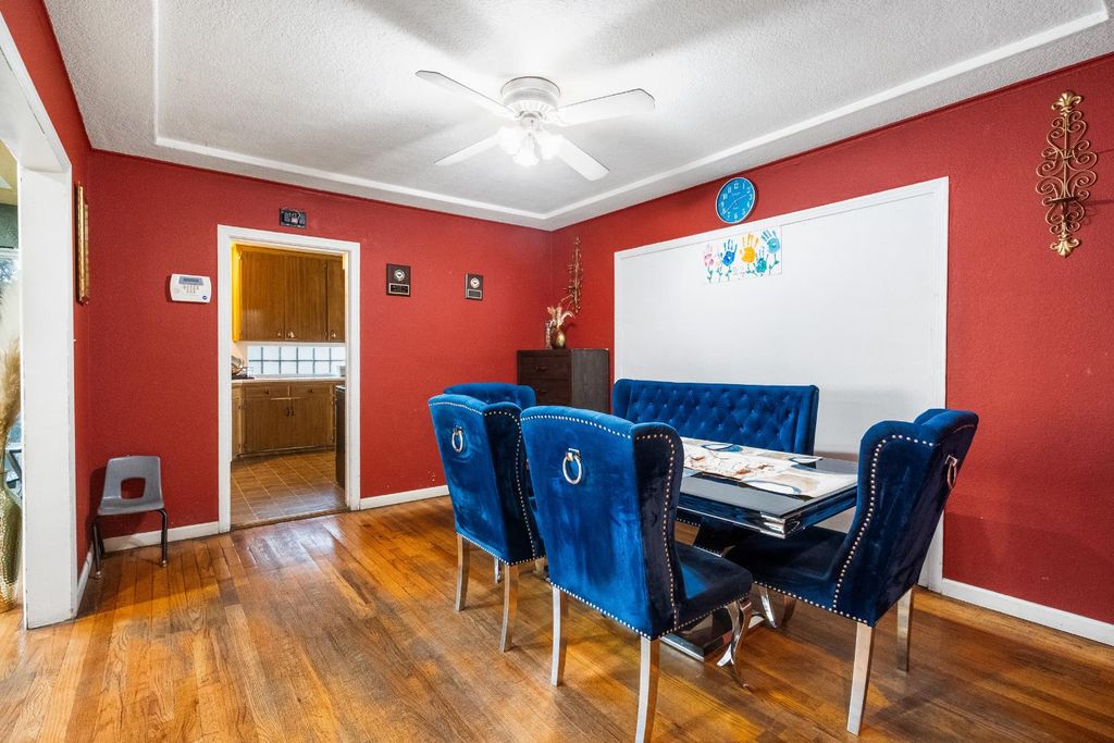 Image 12 of property listing at 505 W Lamona Avenue, Fresno, CA 93728