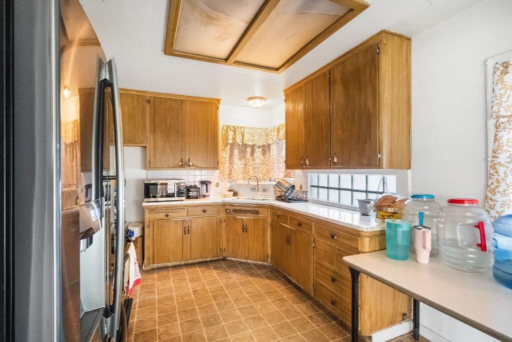 Image 15 of property listing at 505 W Lamona Avenue, Fresno, CA 93728