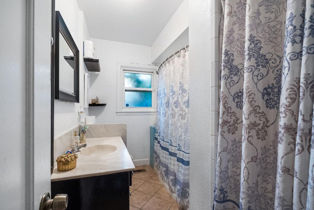 Image 20 of property listing at 505 W Lamona Avenue, Fresno, CA 93728