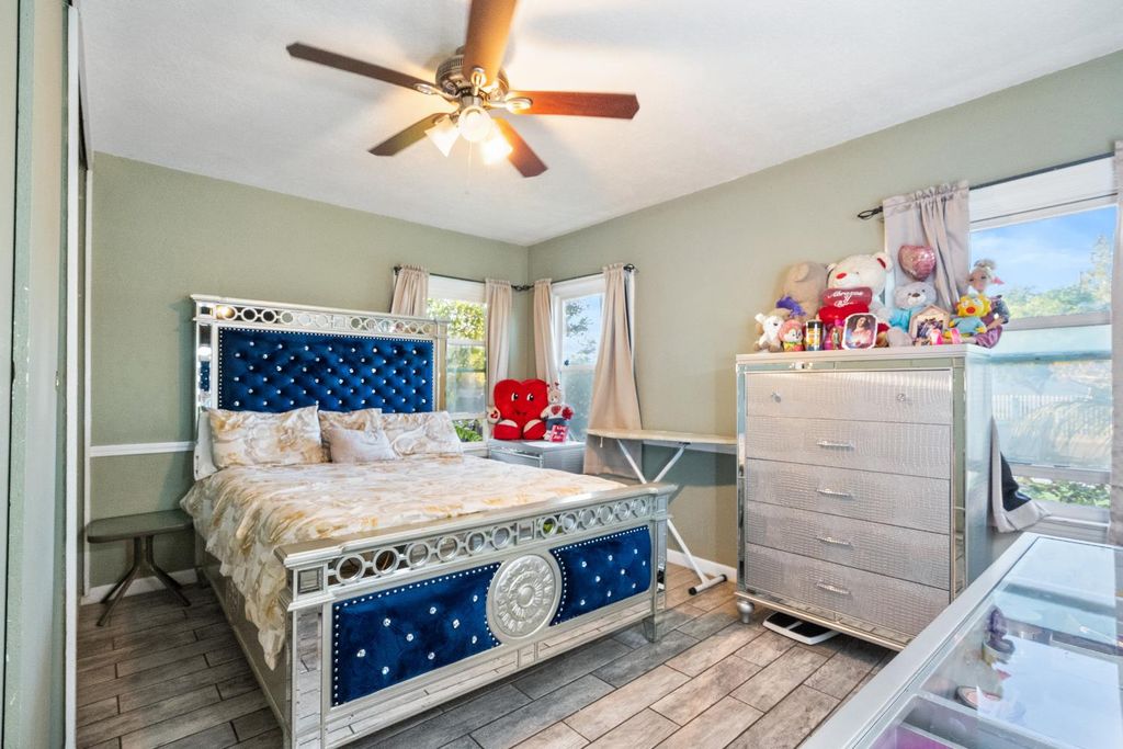 Image 22 of property listing at 505 W Lamona Avenue, Fresno, CA 93728