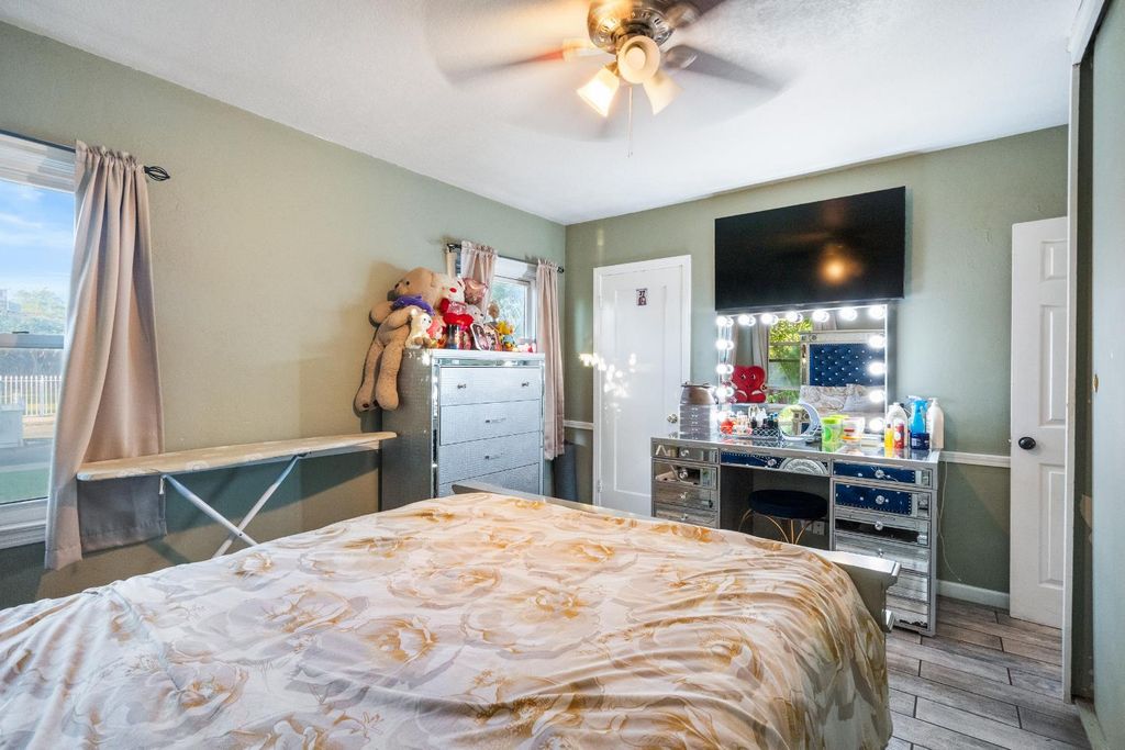 Image 23 of property listing at 505 W Lamona Avenue, Fresno, CA 93728