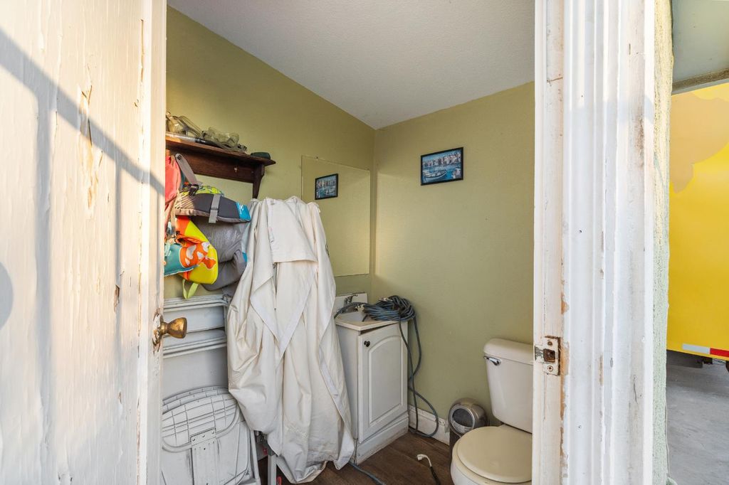 Image 28 of property listing at 505 W Lamona Avenue, Fresno, CA 93728