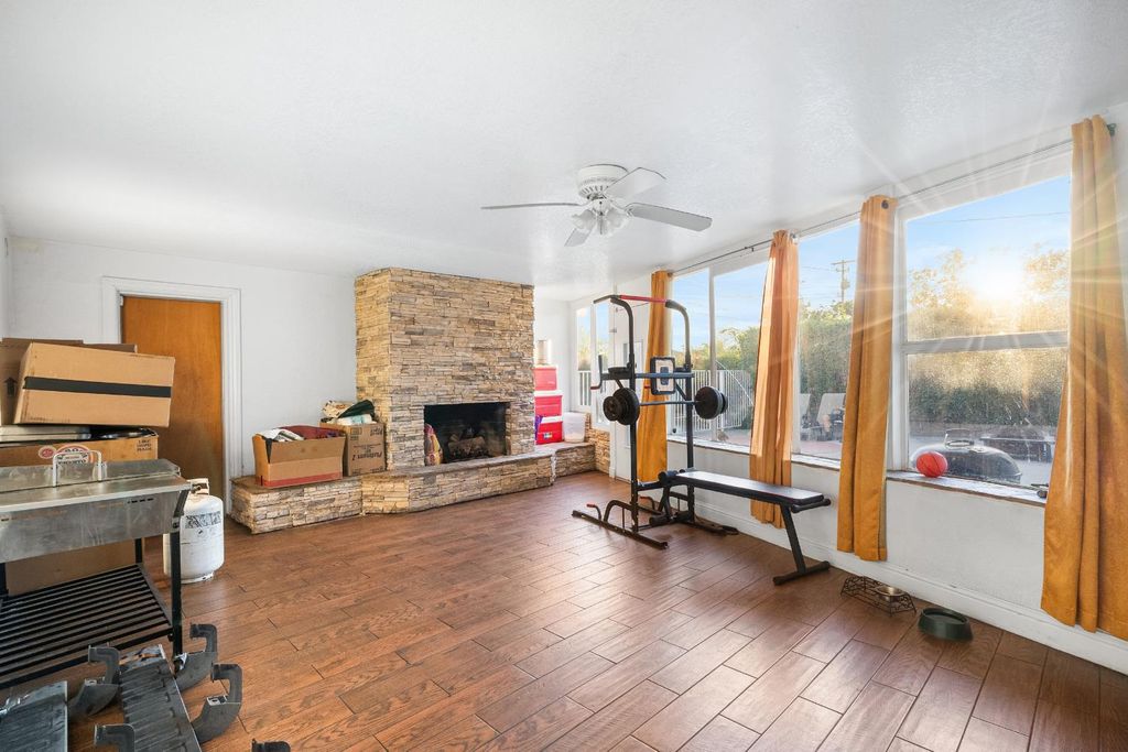 Image 3 of property listing at 505 W Lamona Avenue, Fresno, CA 93728