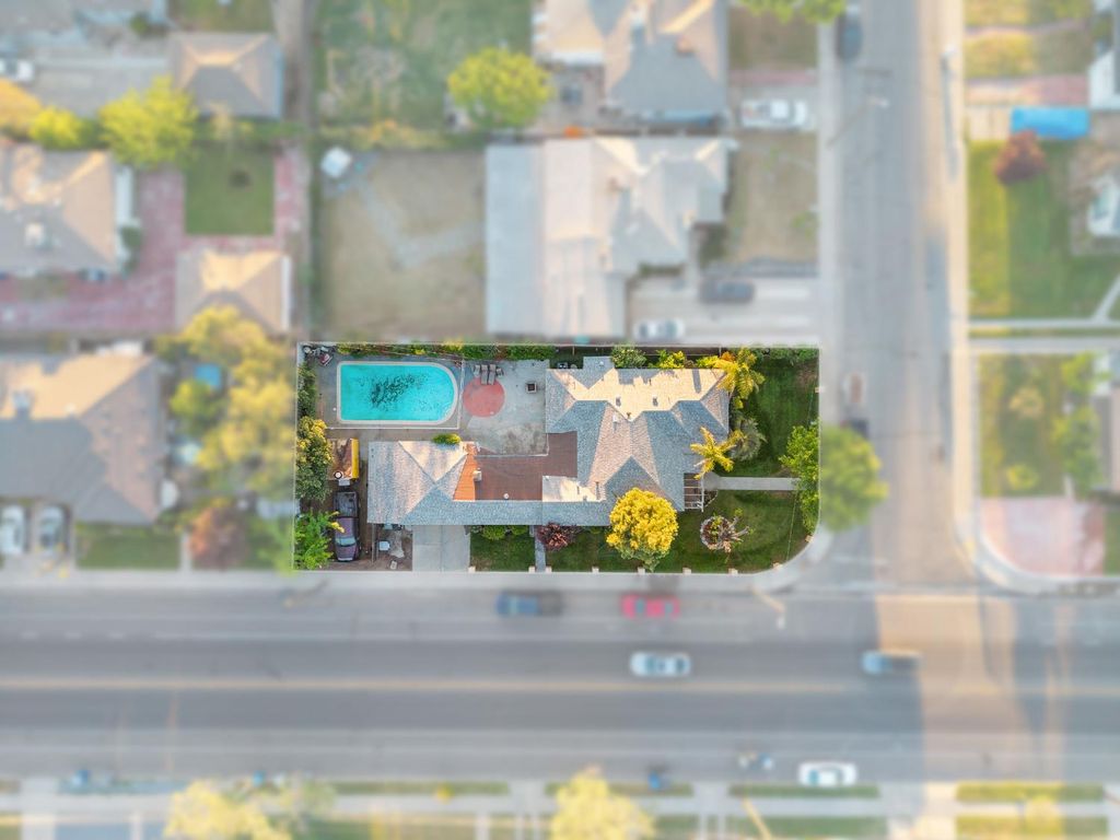 Image 30 of property listing at 505 W Lamona Avenue, Fresno, CA 93728