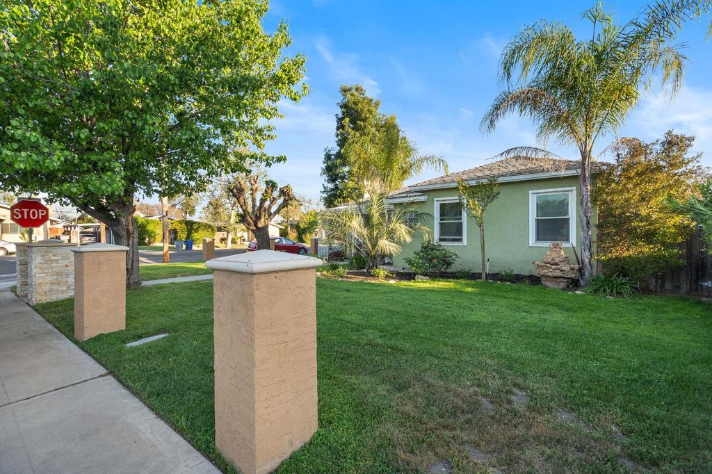 Image 4 of property listing at 505 W Lamona Avenue, Fresno, CA 93728