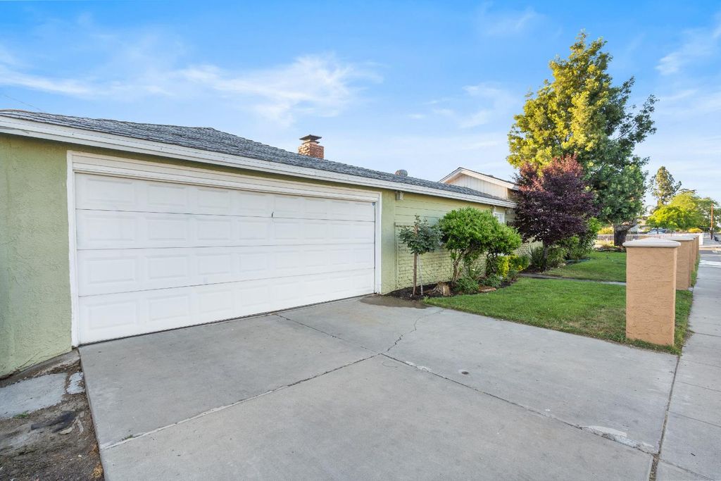 Image 6 of property listing at 505 W Lamona Avenue, Fresno, CA 93728