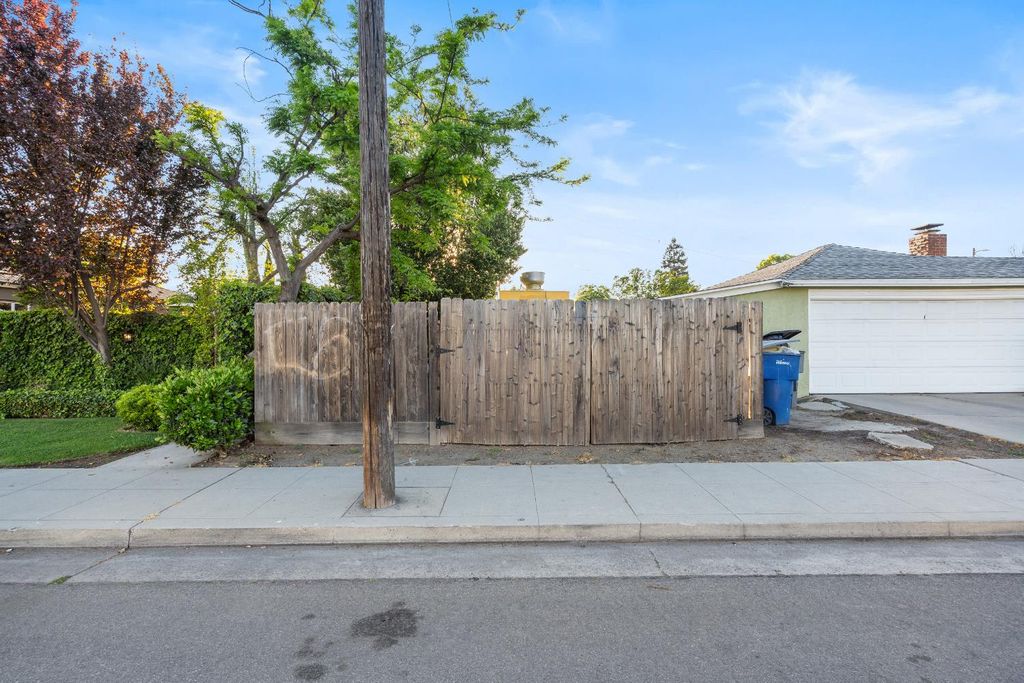 Image 7 of property listing at 505 W Lamona Avenue, Fresno, CA 93728