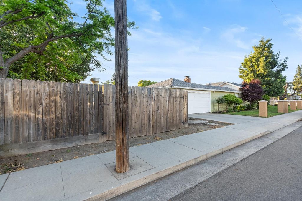Image 8 of property listing at 505 W Lamona Avenue, Fresno, CA 93728