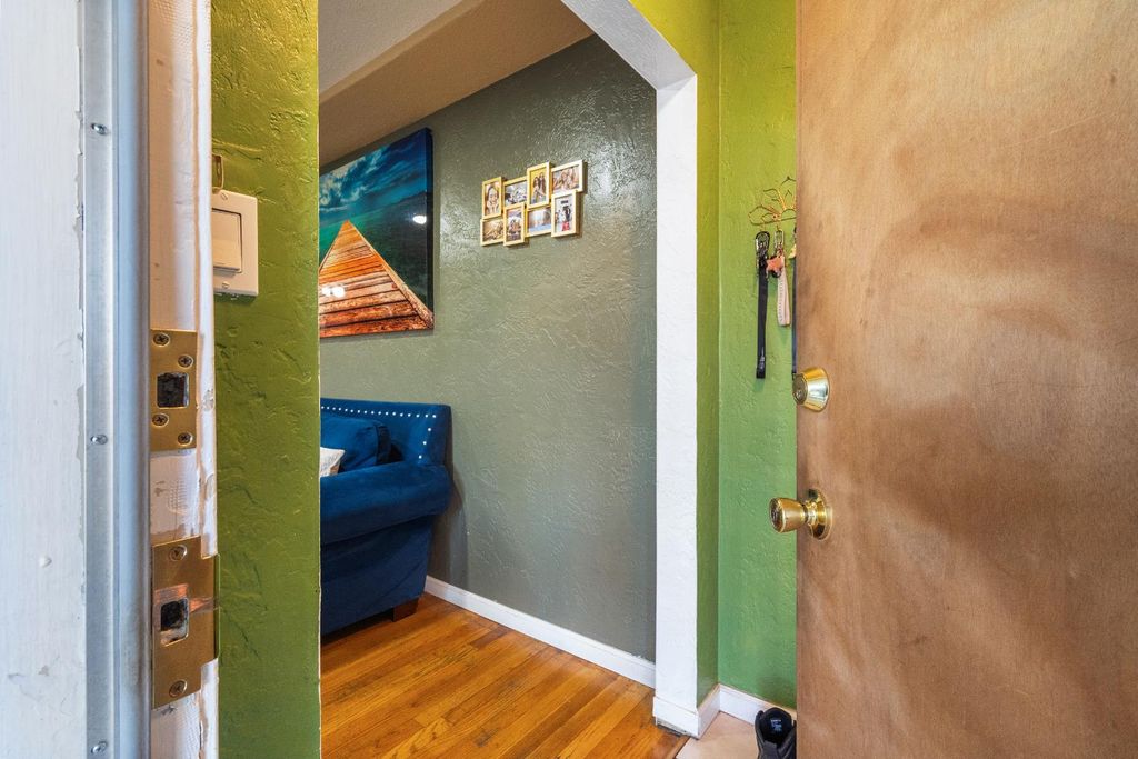 Image 9 of property listing at 505 W Lamona Avenue, Fresno, CA 93728