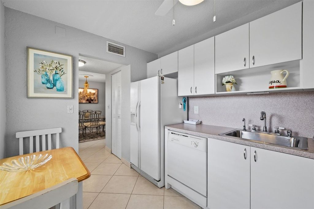 3990 NW 42nd Avenue 305, Lauderdale Lakes, FL 33319