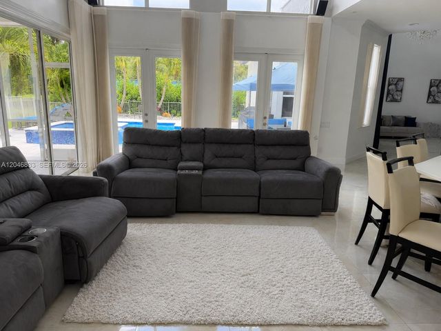 3683 W Lakes Estates Dr, Davie, FL 33328