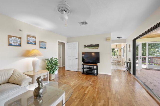 1530 NE Dixie Highway, Jensen Beach, FL 34957