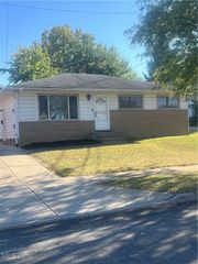 16116 Rockside Road, Maple Heights, OH 44137