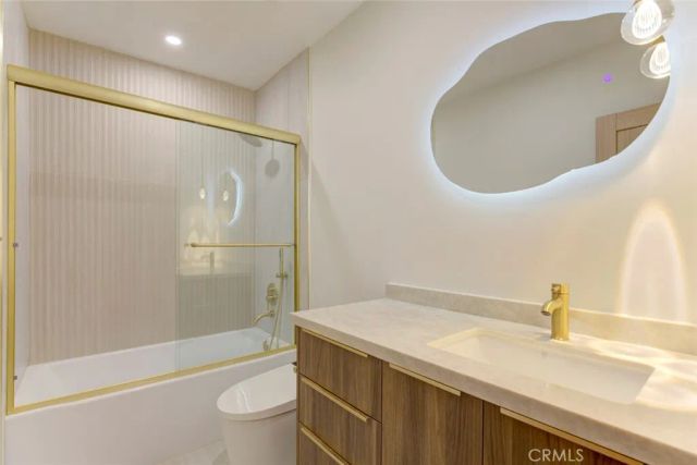 9512 Via Venezia, Burbank, CA 91504