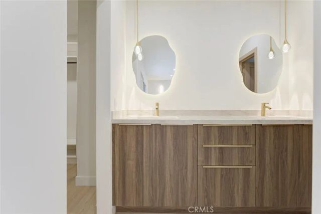 9512 Via Venezia, Burbank, CA 91504