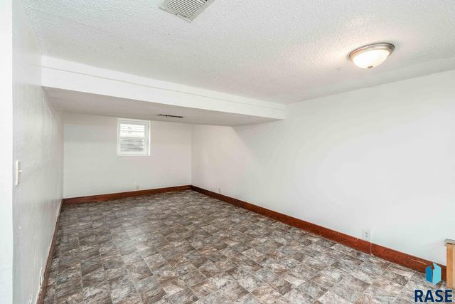 919 N Dakota Ave Avenue, Sioux Falls, SD 57104