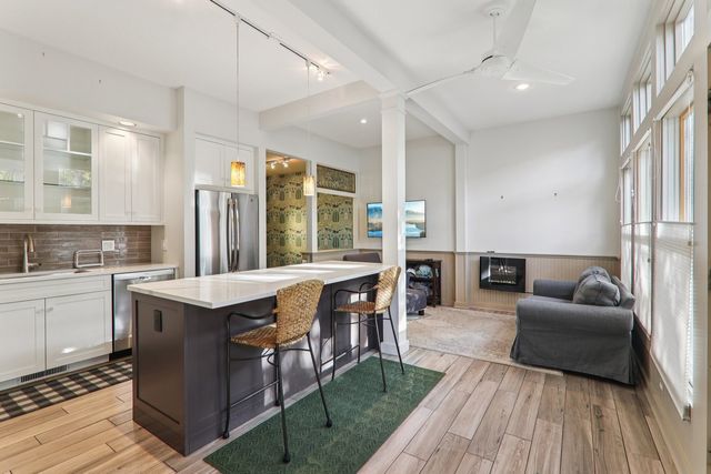 1027 W Newport Avenue, Chicago, IL 60657