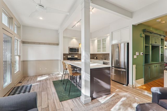 1027 W Newport Avenue, Chicago, IL 60657