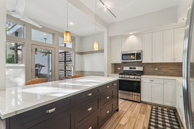 1027 W Newport Avenue, Chicago, IL 60657