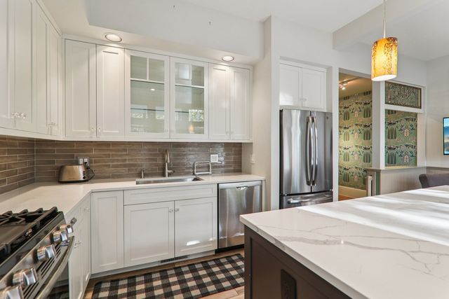 1027 W Newport Avenue, Chicago, IL 60657