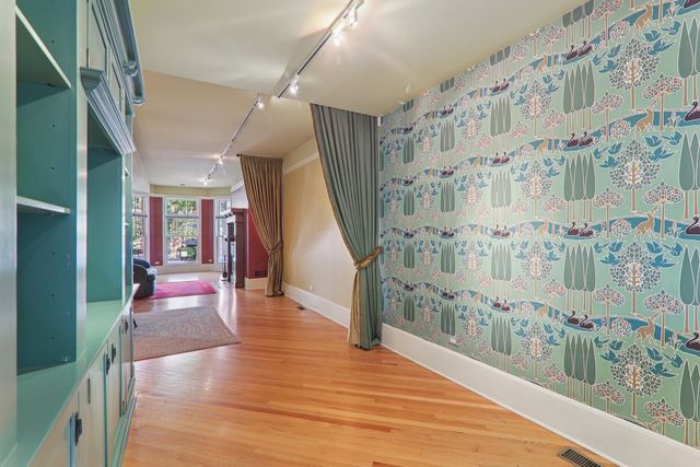 1027 W Newport Avenue, Chicago, IL 60657