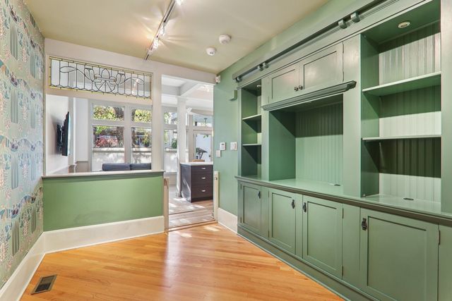 1027 W Newport Avenue, Chicago, IL 60657