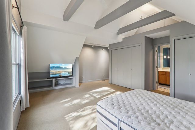 1027 W Newport Avenue, Chicago, IL 60657