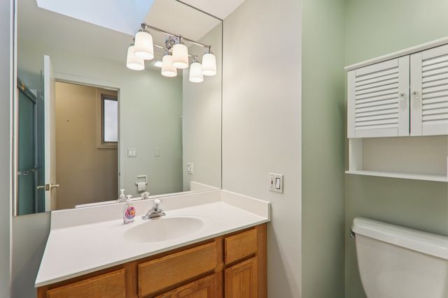 1027 W Newport Avenue, Chicago, IL 60657