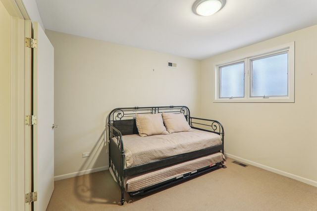 1027 W Newport Avenue, Chicago, IL 60657