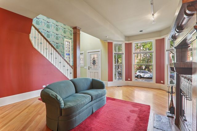 1027 W Newport Avenue, Chicago, IL 60657