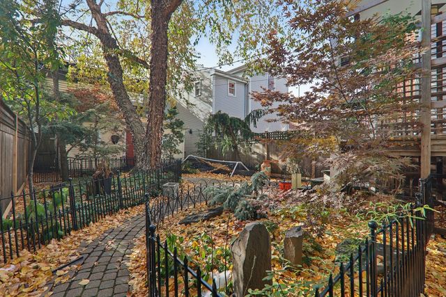 1027 W Newport Avenue, Chicago, IL 60657