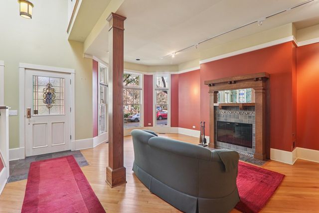 1027 W Newport Avenue, Chicago, IL 60657