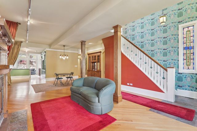 1027 W Newport Avenue, Chicago, IL 60657