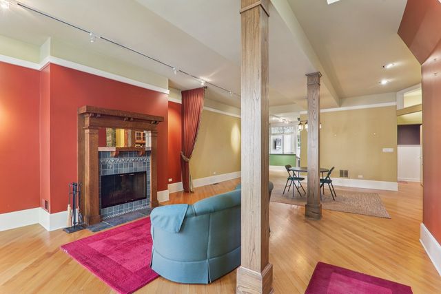 1027 W Newport Avenue, Chicago, IL 60657