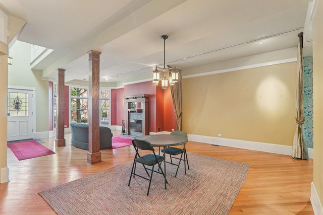 1027 W Newport Avenue, Chicago, IL 60657