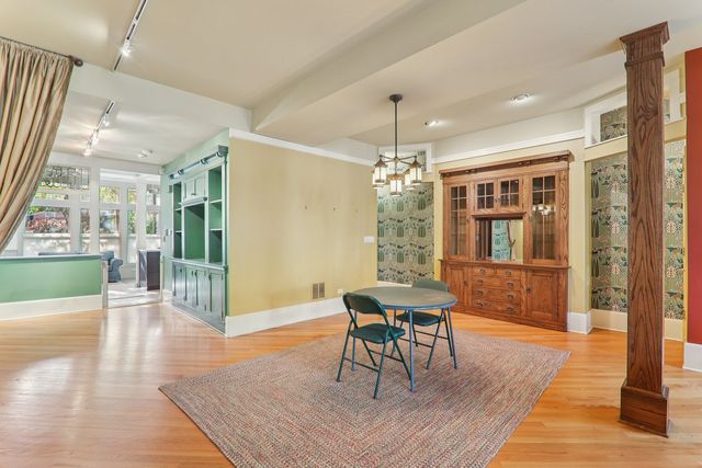 1027 W Newport Avenue, Chicago, IL 60657