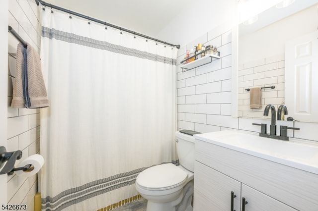 1092 Robin Rd, Hillsborough Twp., NJ 08844