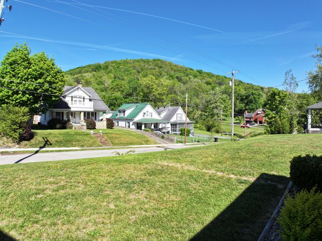 286 Broadway Street, Irvine, KY 40336