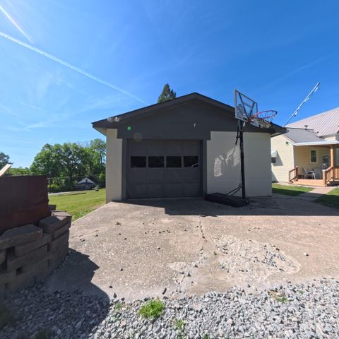 286 Broadway Street, Irvine, KY 40336