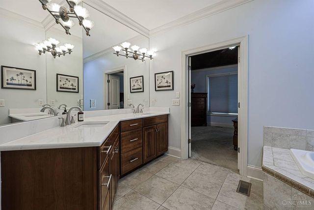 376 Compton Road, Wyoming, OH 45215
