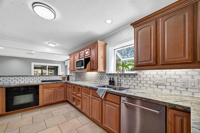 186 Old Bridge Lake, Houston, TX 77069