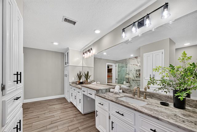 186 Old Bridge Lake, Houston, TX 77069